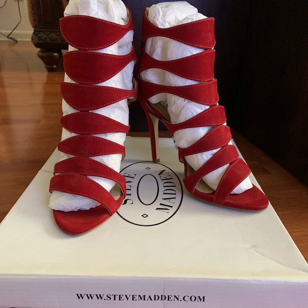 STEVE MADDEN Red Suede Heels
